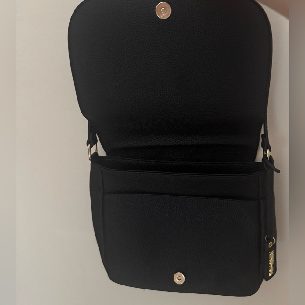 Kenneth Cole Reaction Black Pebbled Crossbody Saddle Bag Gold Tone Hardware NWOT - Picture 4 of 9